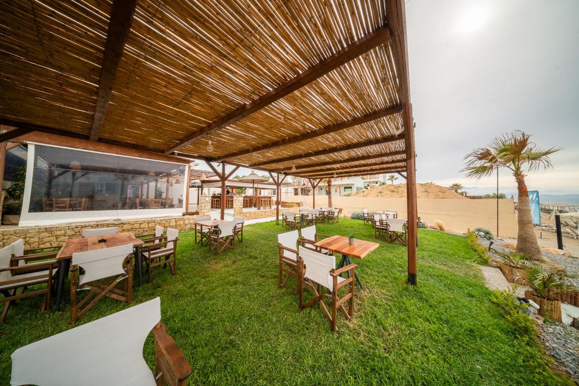Indigo Seaside Experience Aparthotel Adelianos Kampos Exteriör bild