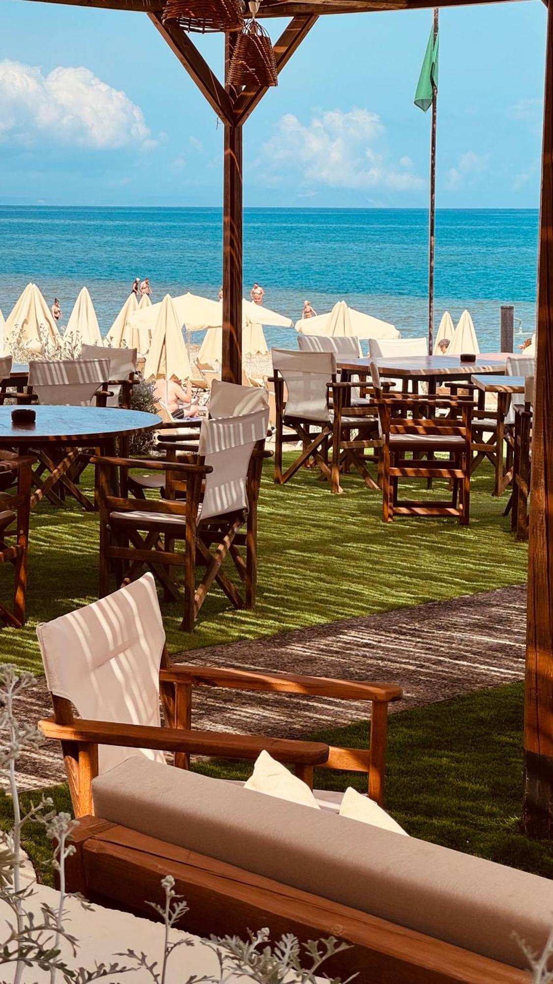 Indigo Seaside Experience Aparthotel Adelianos Kampos Exteriör bild